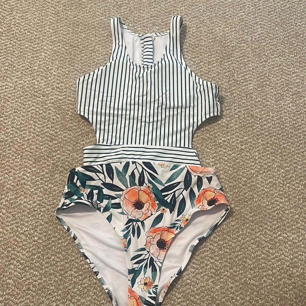 BRAND NEW Cupshe swimsuit - Size M